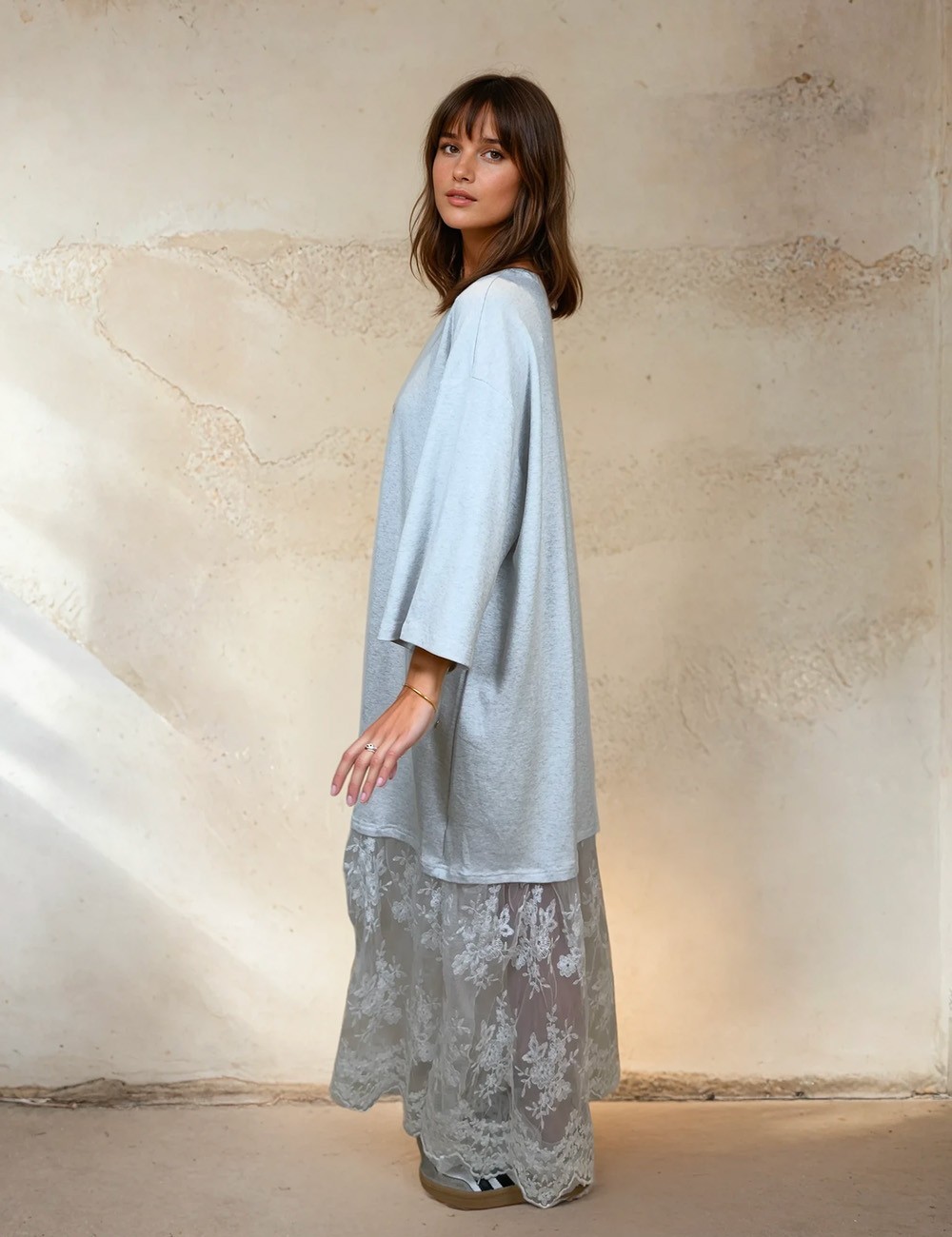 Robe oversize grise avec base en dentelle