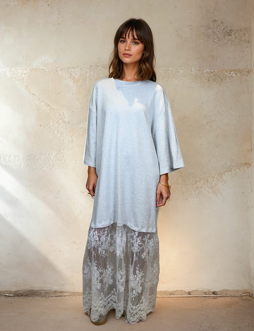 Robe oversize grise avec base en dentelle