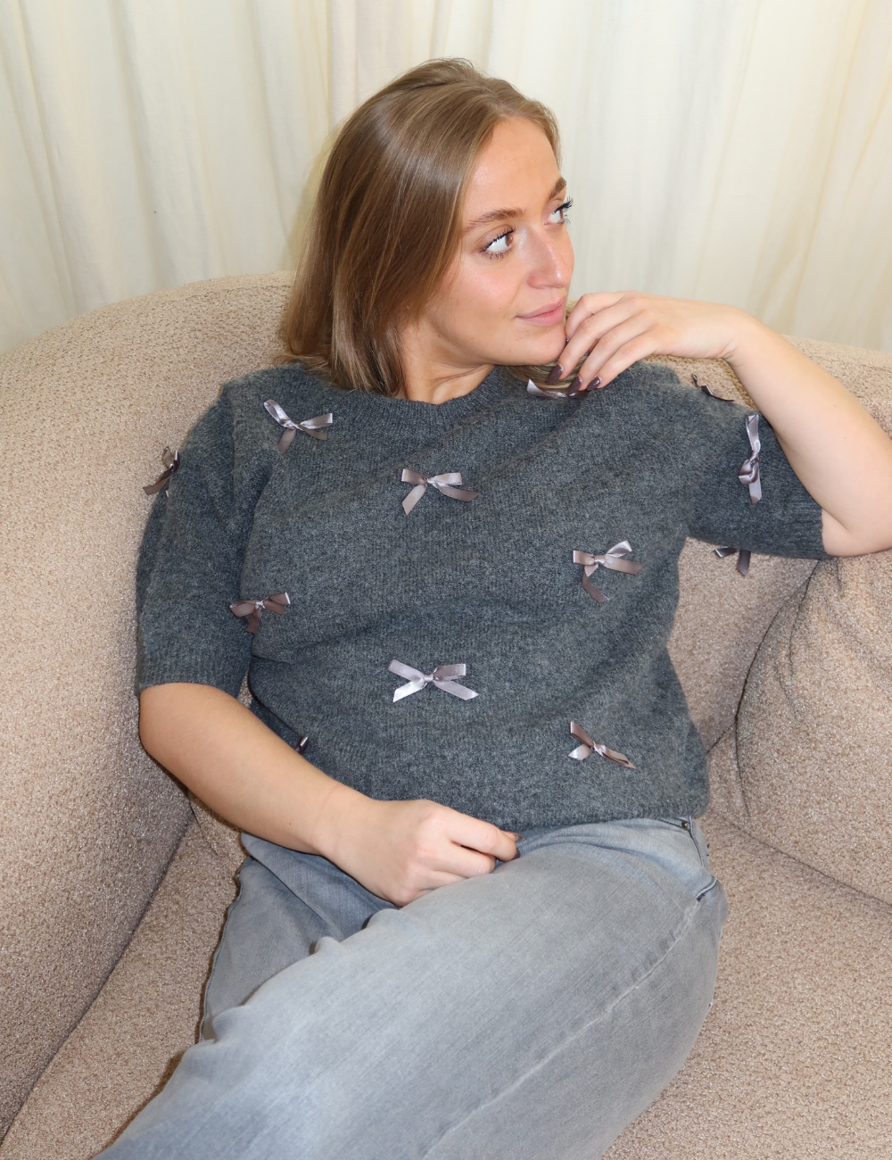 Grey short-sleeve sweater with bows