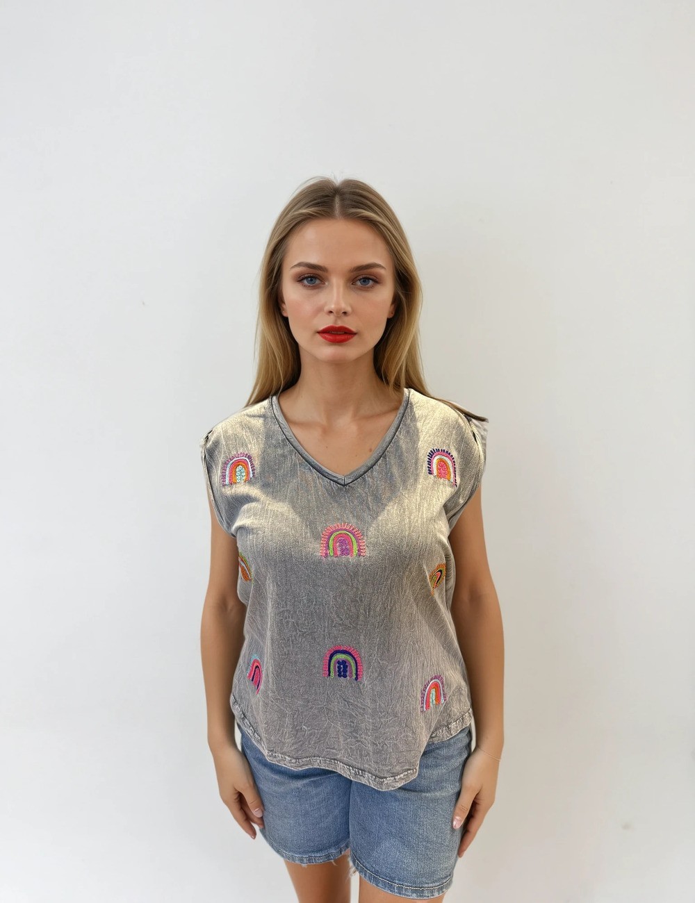Grey T-shirt with embroidered rainbow patterns