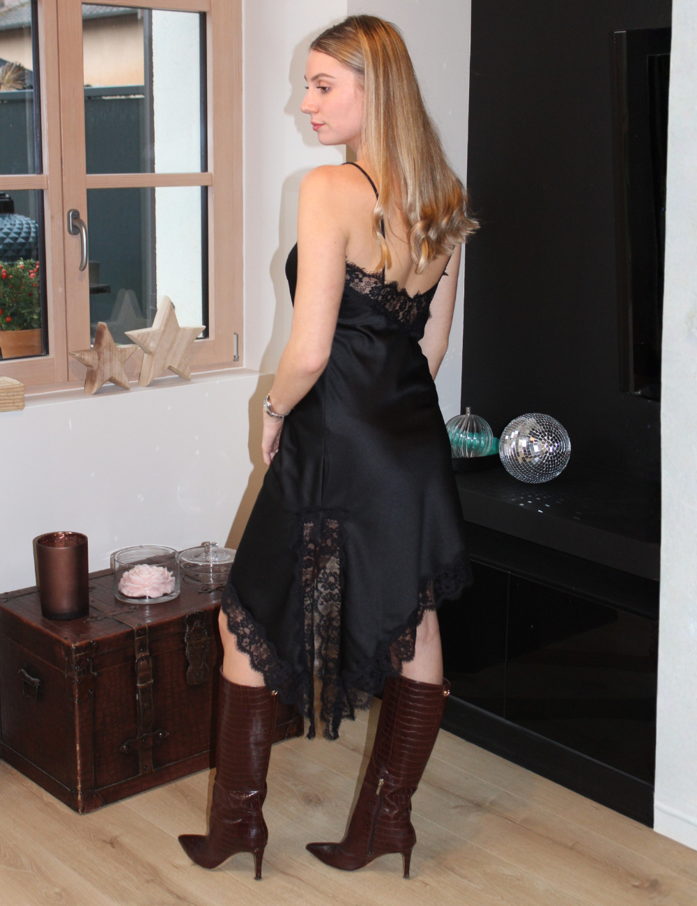 Robe asymétrique noire à détails en dentelle