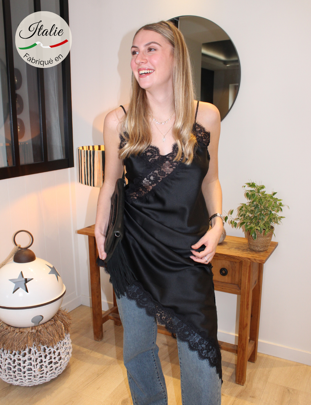 Robe asymétrique noire à détails en dentelle
