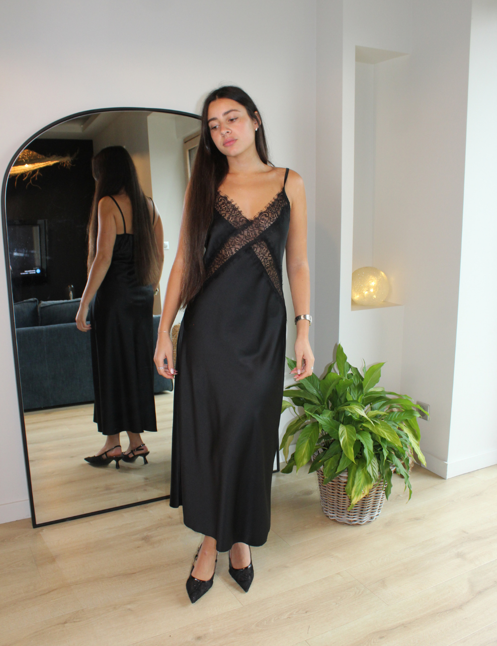 Robe longue noire à détails dentelle