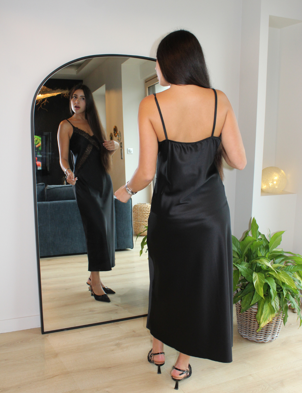 Robe longue noire à détails dentelle