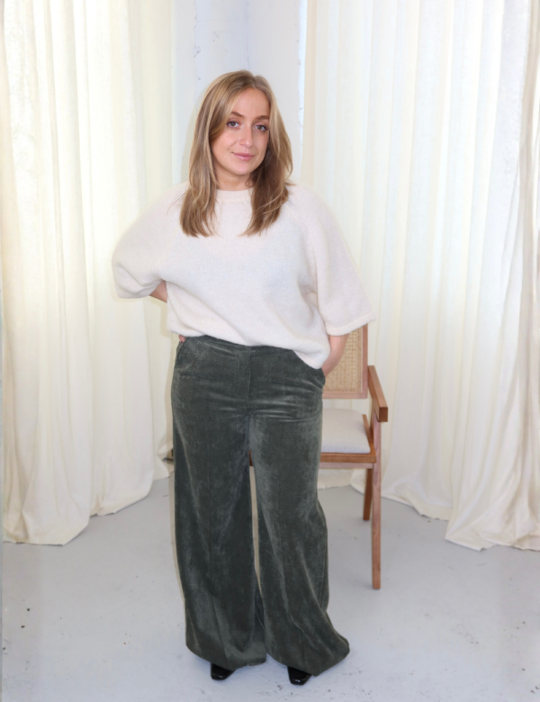 12 pantalon velours côtelé porté avec pull blanc