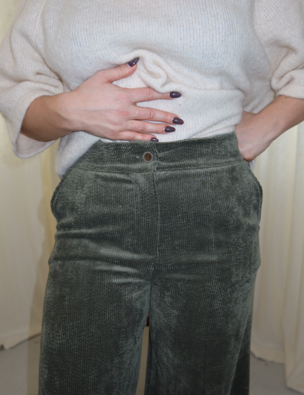 15 détail bouton pantalon en velours kaki côtelé