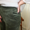 16 détail poche pantalon en velours kaki côtelé