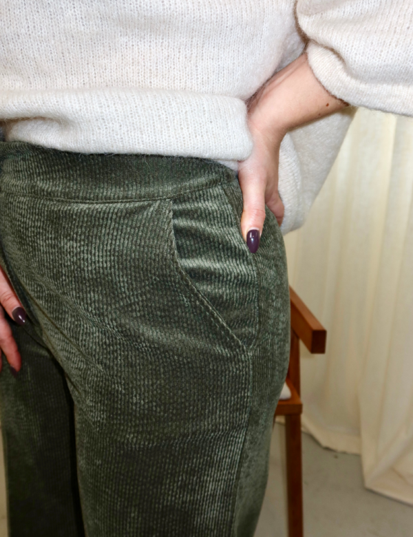 16 détail poche pantalon en velours kaki côtelé