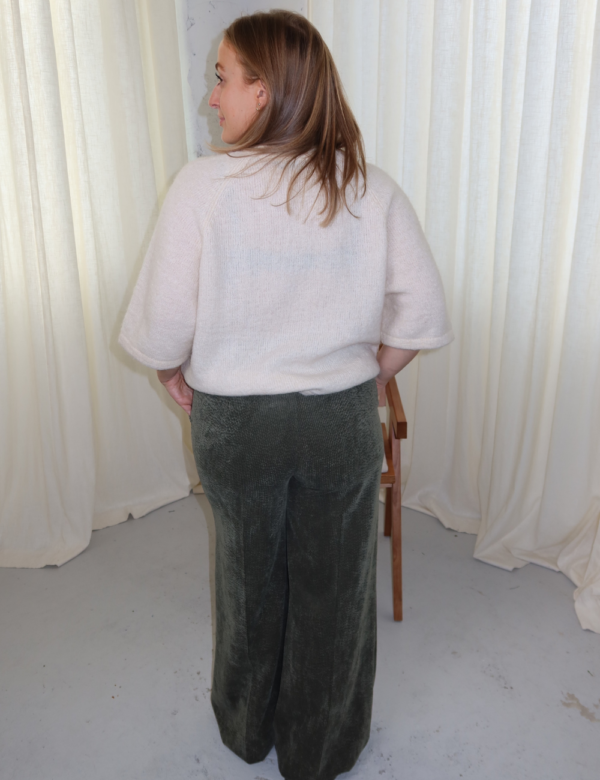 17 vue de dos pantalon en velours kaki côtelé