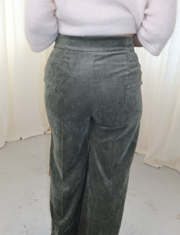 18 détail dos pantalon en velours kaki côtelé