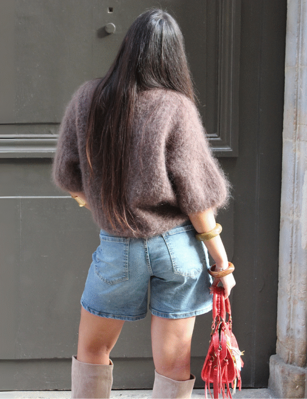 23 Bermuda denim vintage porté avec tee-shirt blanc look casual rétro