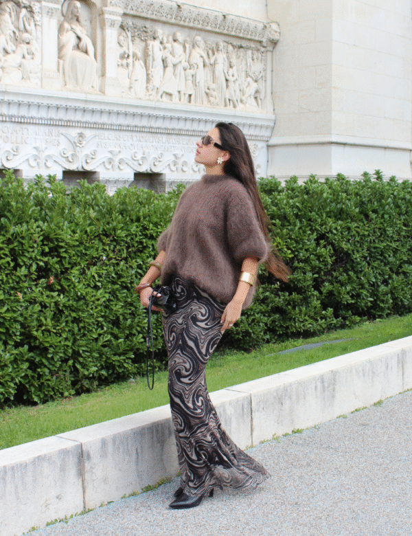 Vue complète jupe longue marron fluide élégante automnale