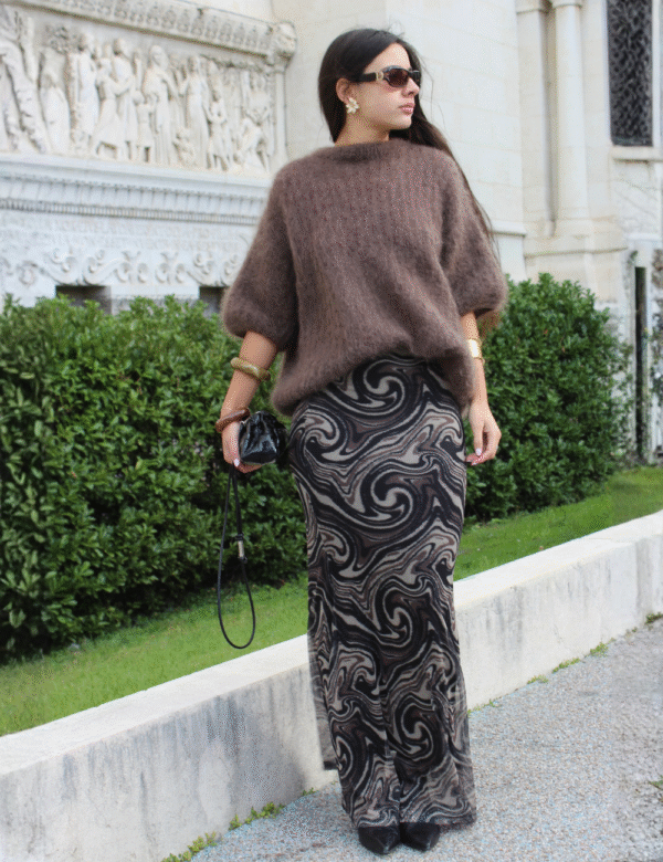Jupe longue marron portée avec pull marron escarpins look sophistiqué