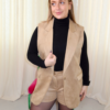 gilet tailleur sans manches en suédine beige avec bouton