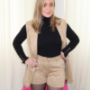 short en suédine beige porté avec gilet sans manches assorti