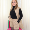 short en suédine beige porté avec gilet sans manches assorti
