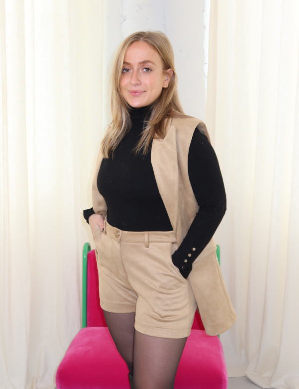 short en suédine beige porté avec gilet sans manches assorti