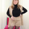 short en suédine beige porté avec gilet sans manches assorti