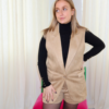 gilet tailleur sans manches en suédine beige avec bouton