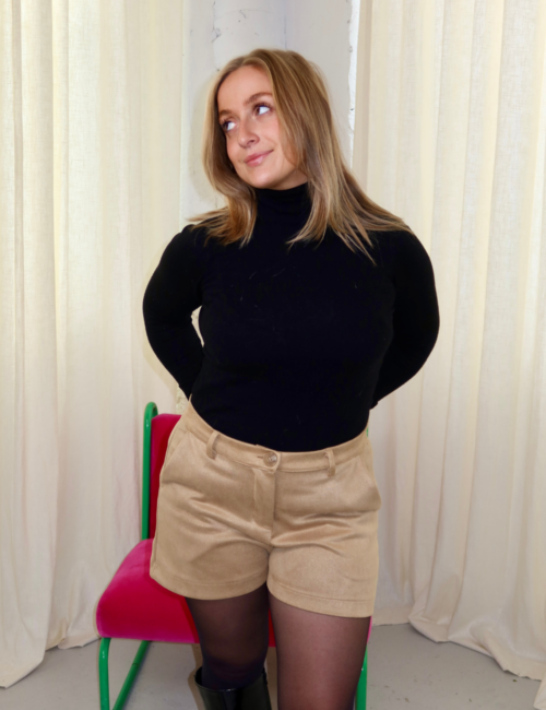 short en suédine beige