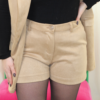 détail short beige en suédine avec bouton et passants pour ceinture