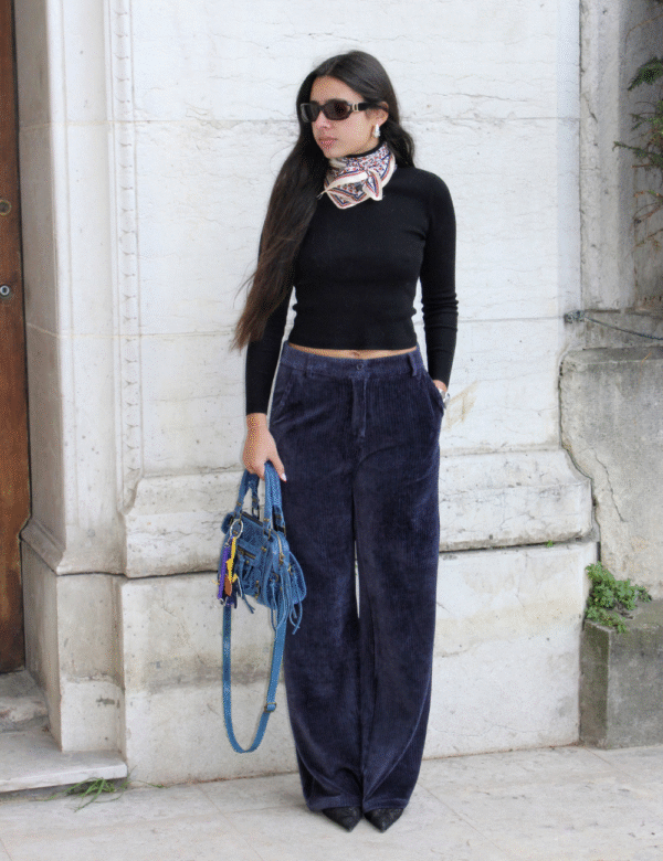 7 Pantalon velours bleu stylé avec col roulé noir