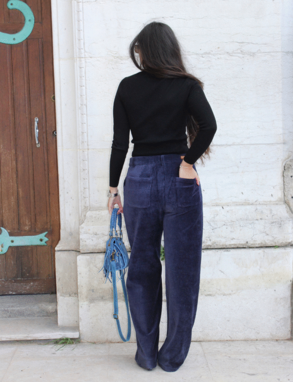 9 Pantalon velours bleu porté look professionnel élégant