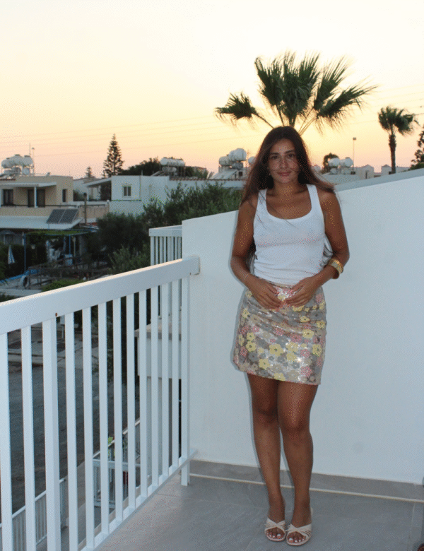 Untitled design - 10 Jupe courte sequins portée look soirée élégant femme