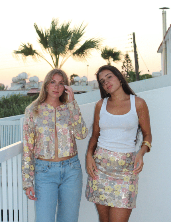 Untitled design - 11 Détail broderies florales sequins jupe courte scintillante