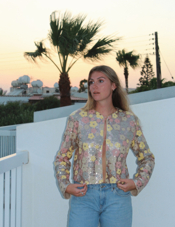 Veste sequins portée look jean élégant