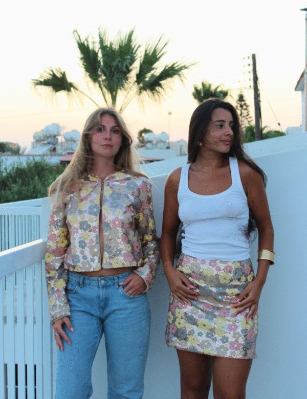veste à sequins fleurie en tenue duo avec jupe match