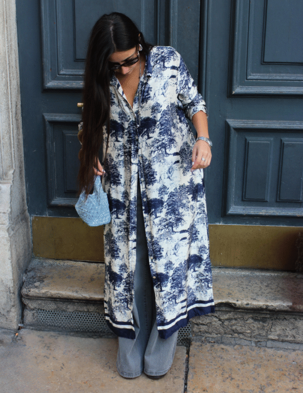 Détail boutonnage frontal robe chemise imprimée bleu blan