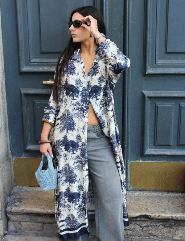 Robe Toile de Jouy stylée avec sandales et panier look estival