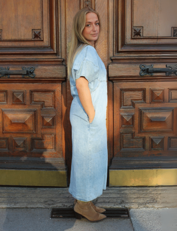 Visuel site - 113 Robe longue denim portée look bohème chic