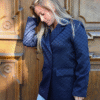 Blazer bleu nuit porté look professionnel chic