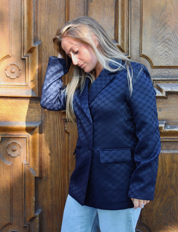 Blazer bleu nuit porté look professionnel chic