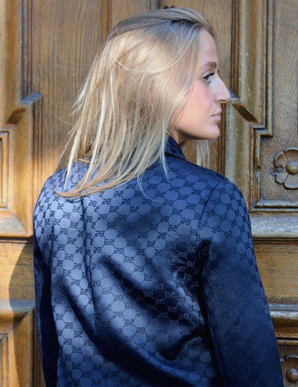 Zoom détail monogramme et finitions premium blazer