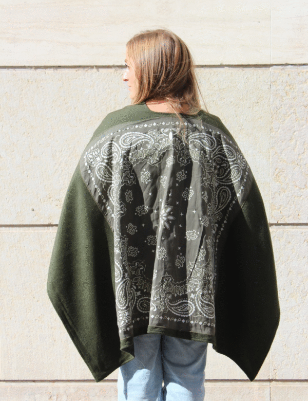 Dos cape kaki fluide motif bandana imprimé cachemire