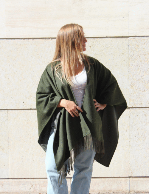 Visuel site - 15 Cape kaki motif bandana femme poncho automne Ambre Concept Store