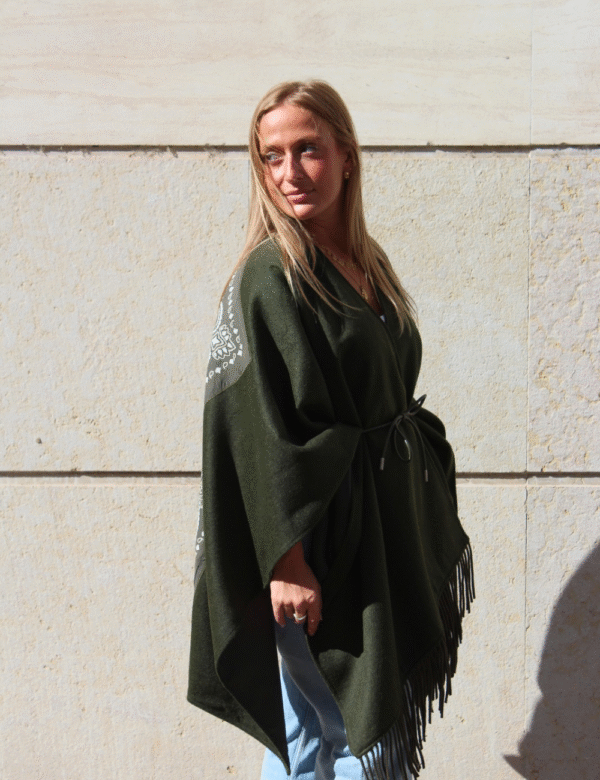Détail drapé cape kaki poncho motif bandana femme