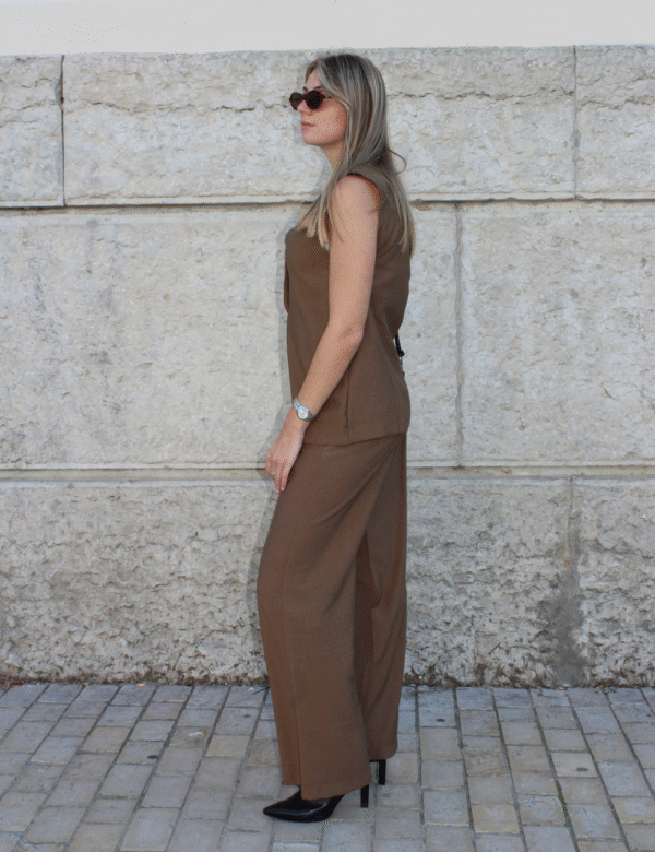 Visuel site - 174 Vue profil Pantalon de tailleur marron stylé avec chemise blanche