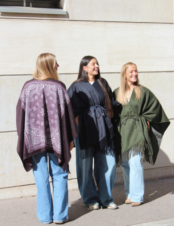 Femme portant cape kaki motif bandana look automne bohème