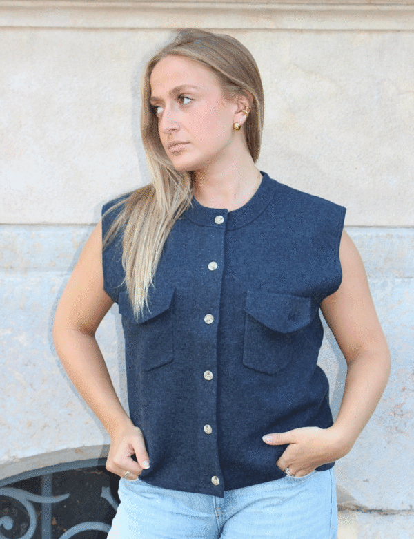 Gilet bleu sans manches boutonné