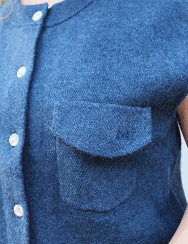 Détail maille bleue poche poitrine gilet italien