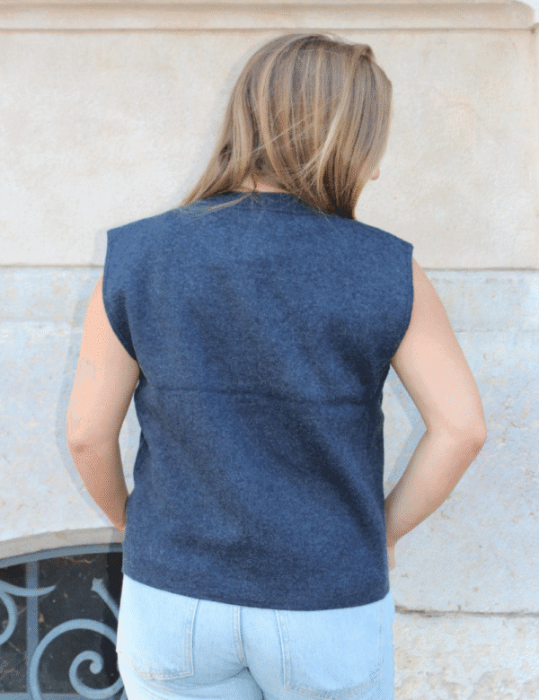 Vue de dos gilet sans manches bleu coupe cintrée