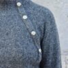 Visuel site - 4 Détail maille grise et boutons ton sur ton pull recyclé