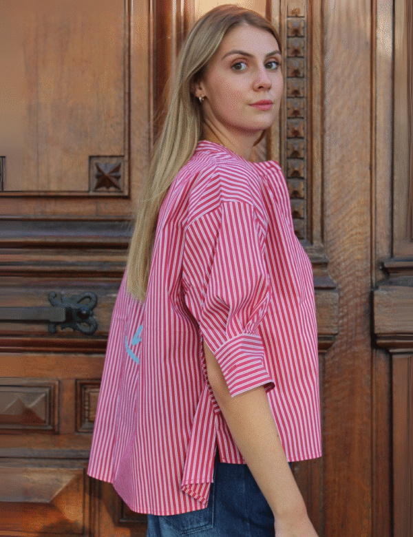 Femme portant chemisier rayures rentré dans pantalon look professionnel