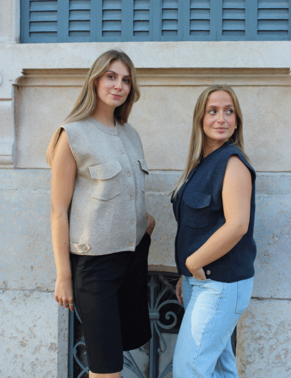 Gilet sans manches bleu stylé layering moderne