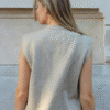 Vue de dos gilet sans manches beige coupe flatteuse