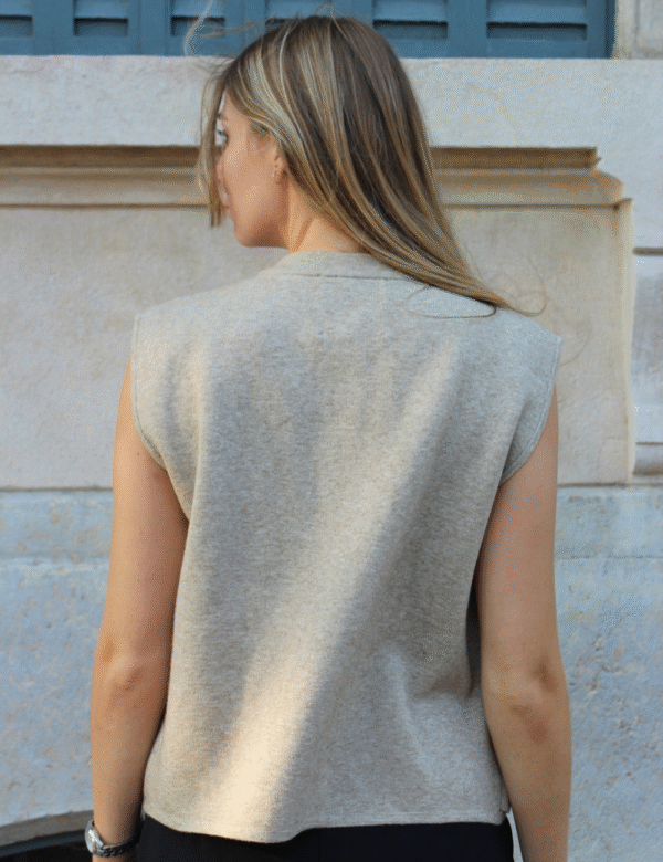 Vue de dos gilet sans manches beige coupe flatteuse